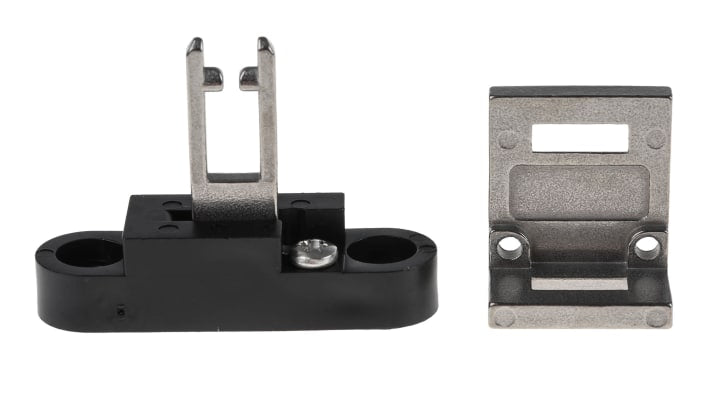 Attuatore semi-flessibile Allen Bradley Guardmaster 440K-A21030 in acciaio inox, progettato per interruttori di sicurezza in spazi ristretti.