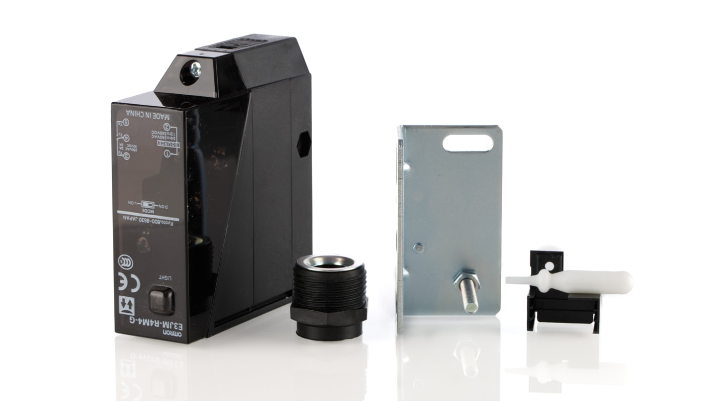 Sensore fotoelettrico rettangolare Omron E3JMR4M4G, rilevamento fino a 4 m, uscita relè, dimensioni 68 x 25 x 75 mm, grado di protezione IP66.