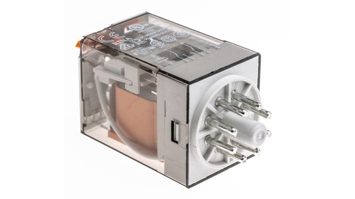 Finder Relè di potenza DPDT 230V, montaggio a innesto, corrente 10A, dimensioni 32,5mm x 54,2mm x 36,4mm.