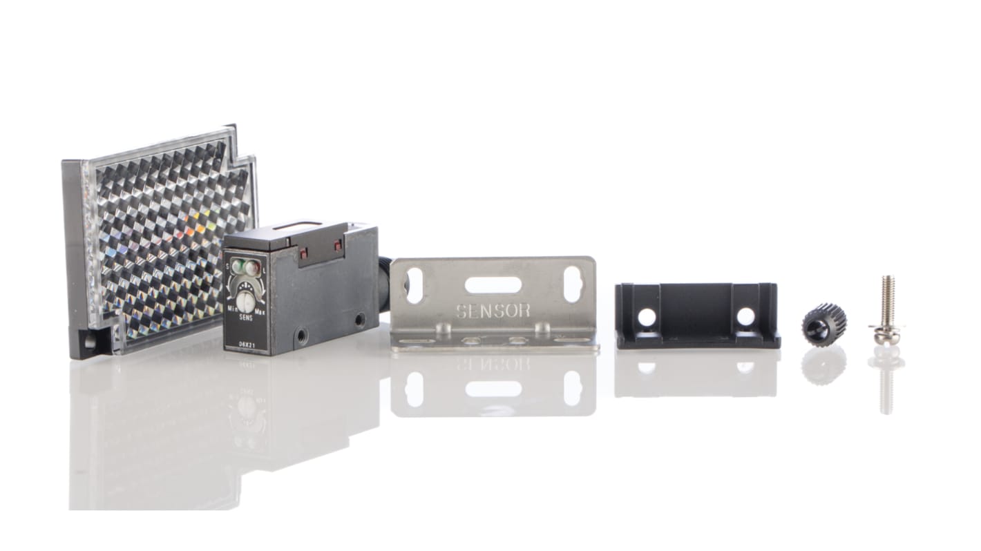 Sensore fotoelettrico rettangolare Omron E3SAR86, rilevamento da 100 mm a 2 m, uscita PNP, grado di protezione IP67.