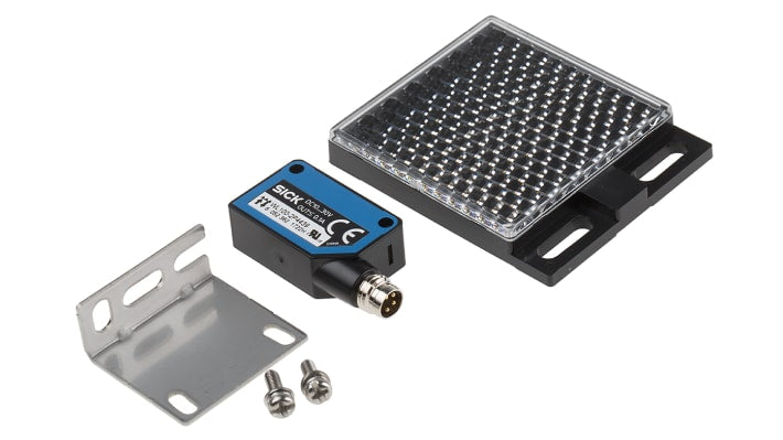 Sensore fotoelettrico rettangolare Sick WL100-2P4439, rilevamento 10 mm a 7,2 m, uscita PNP, IP67, con staffa e riflettore.