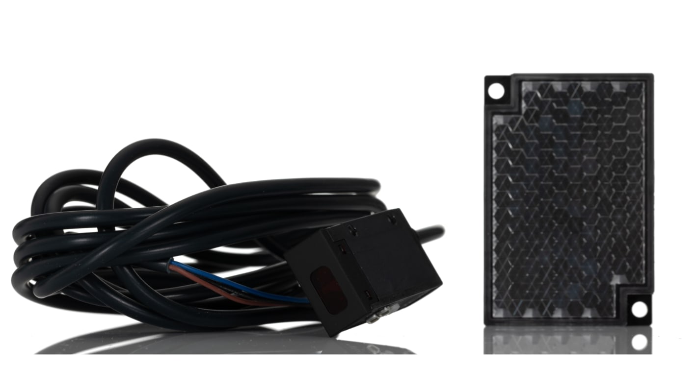 Omron E3SAR31, sensore fotoelettrico rettangolare a retroriflessione, rilevamento fino a 2 m, uscita PNP, IP67.