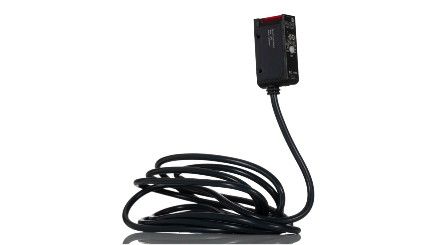 Omron E3SAD32, sensore fotoelettrico rettangolare a diffusione, rilevamento 700 mm, grado di protezione IP67.