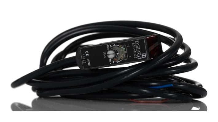 Omron E3SAD32, sensore fotoelettrico rettangolare a diffusione, rilevamento 700 mm, grado di protezione IP67.