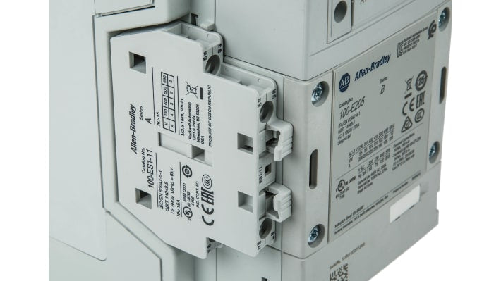 Contattore Direct on Line Allen Bradley 100-E205KJ11, 3 poli, 205 A, montaggio a pannello, dimensioni 105 x 152 x 196 mm.