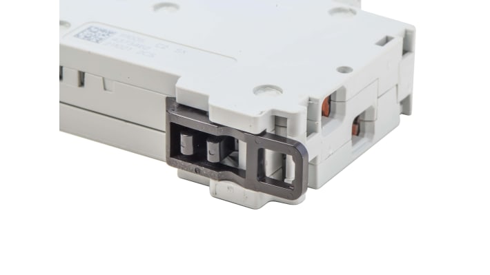 Interruttore magnetotermico ABB 470229, 1P+N, 2A, 230V, montaggio su guida DIN, dimensioni 18mm x 69mm x 85mm.