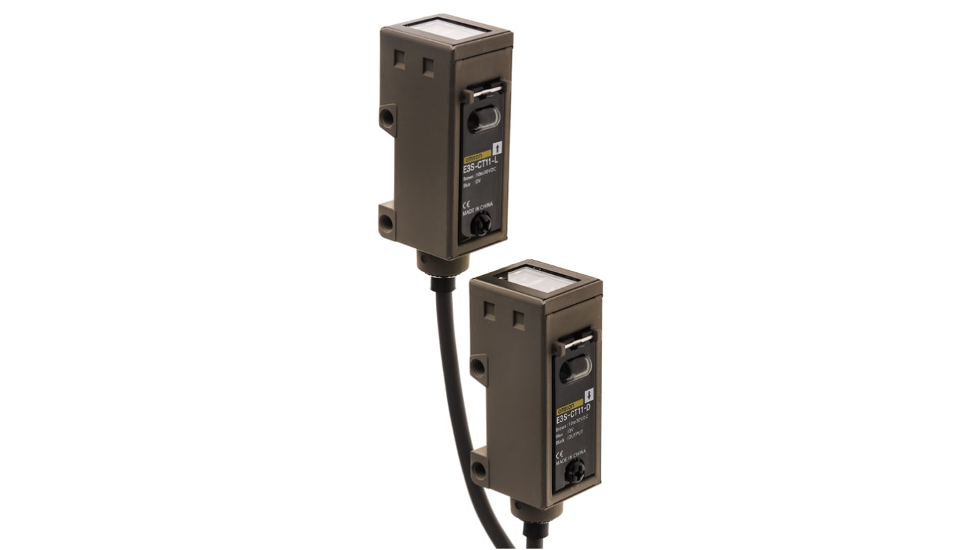 Omron E3SCT11, sensore fotoelettrico rettangolare a fascio diretto, rilevamento fino a 30 m, uscita PNP, grado di protezione IP67.