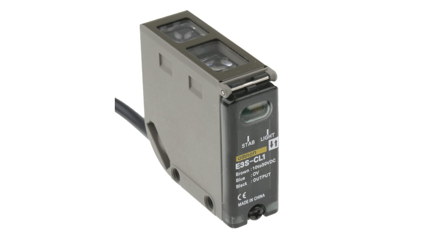 Omron E3S-CL1 2M, sensore rettangolare per rilevamento distanza 5-200 mm, uscita NPN, cavo 2 m, IP67, montaggio incluso.