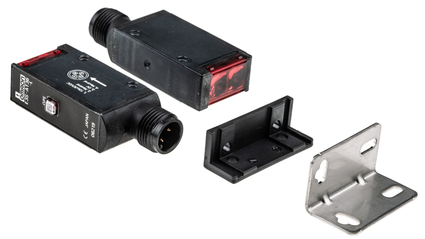 Sensore fotoelettrico rettangolare Omron E3SAT36, rilevamento fino a 7 m, uscita PNP, grado di protezione IP67.