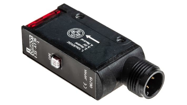 Sensore fotoelettrico rettangolare Omron E3SAT36, rilevamento fino a 7 m, uscita PNP, grado di protezione IP67.