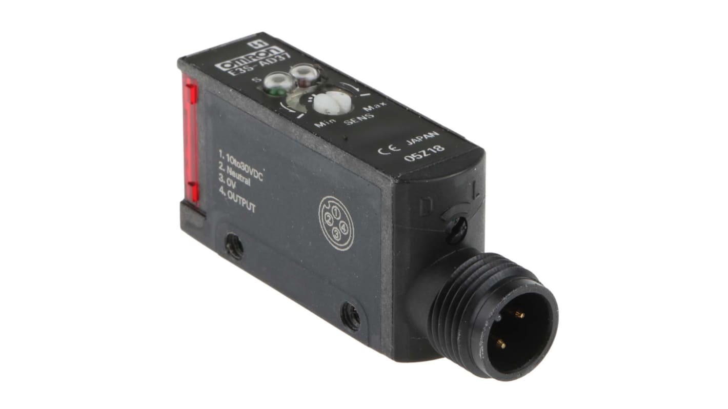 Omron E3SAD37, sensore fotoelettrico rettangolare a diffusione, rilevamento 700 mm, uscita PNP, con connettore M12, grado di protezione IP67.