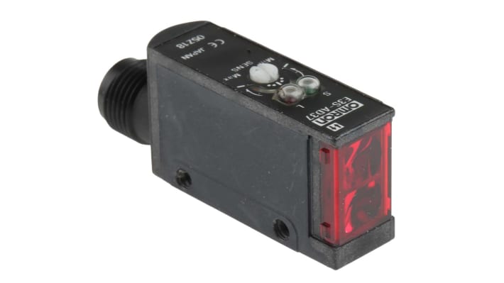 Omron E3SAD37, sensore fotoelettrico rettangolare a diffusione, rilevamento 700 mm, uscita PNP, con connettore M12, grado di protezione IP67.