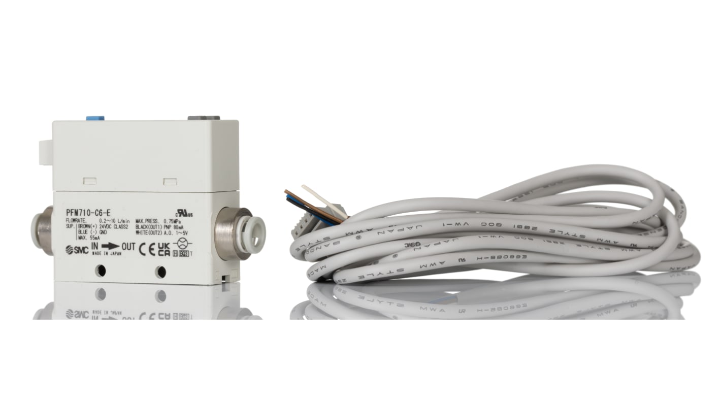 Regolatore di flusso SMC PFM710-C6-E, flusso massimo 10 l/min, alimentazione 24 V, display digitale, compatto e leggero.