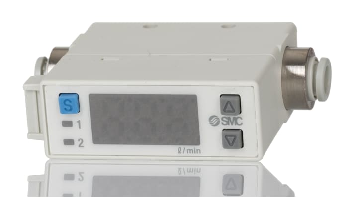 Regolatore di flusso SMC PFM710-C6-E, flusso massimo 10 l/min, alimentazione 24 V, display digitale, compatto e leggero.