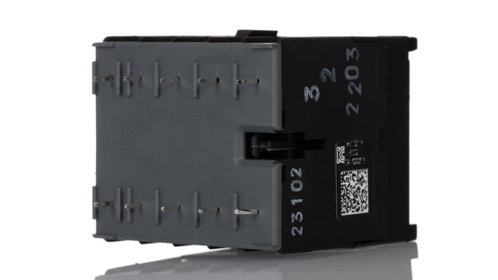 Contattore ABB GJL1211009R8010 B6-30-01-P, 3 poli, 20 A, 240 V AC, montaggio su guida DIN, dimensioni 47.7 x 47.5 x 45.2 mm.