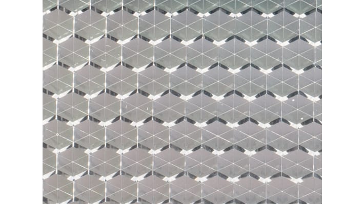 Riflettore per sensore retroriflettente Sick P250, compatibile con vari modelli, offre diverse opzioni di montaggio.