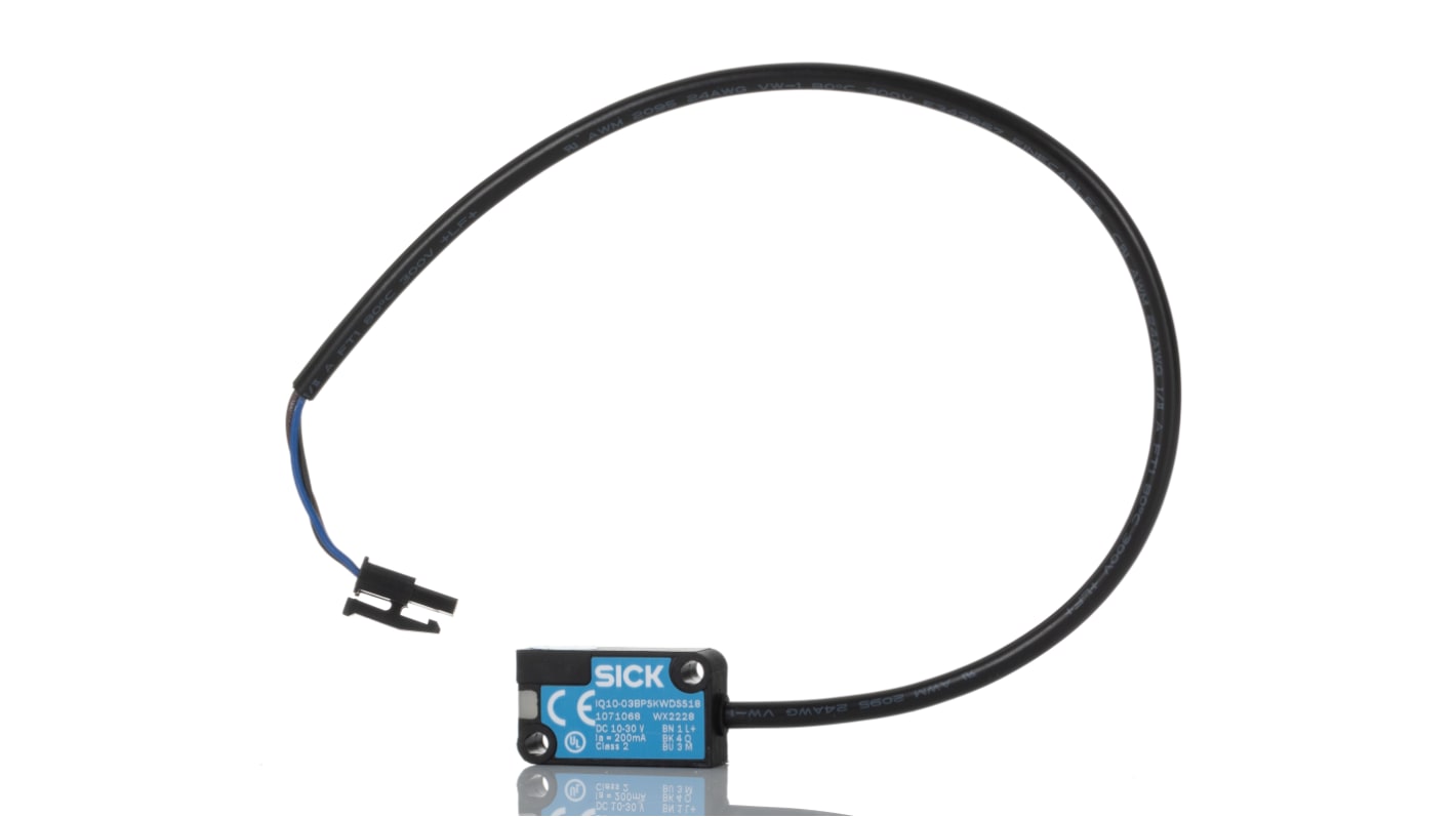 Sensore di prossimità induttivo Sick IQ10-03BPSKWDSS18, rettangolare, PNP, M30, rilevamento 2,43 mm, IP68, 10-30 V CC. Dimensioni 28 x 16 mm.