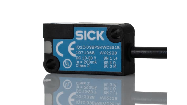 Sensore di prossimità induttivo Sick IQ10-03BPSKWDSS18, rettangolare, PNP, M30, rilevamento 2,43 mm, IP68, 10-30 V CC. Dimensioni 28 x 16 mm.