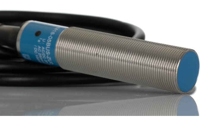 Sensore di prossimità induttivo cilindrico Sick IM18-05BUS-ZU0, M18 x 1, rilevamento 5 mm, IP67, alimentazione 20-250 V.