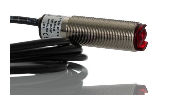 Sensore fotoelettrico cilindrico Sick VTB18-4P1212, rilevamento 25-140 mm, montaggio a pannello, grado di protezione IP67.