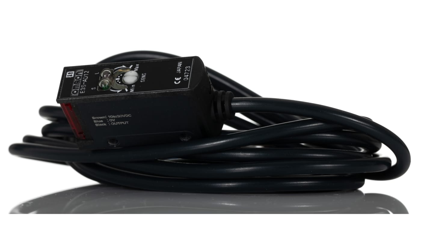 Omron E3SAD12, sensore fotoelettrico rettangolare a diffusione, rilevamento 700 mm, uscita NPN, grado di protezione IP67.