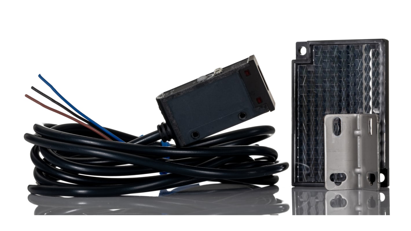 Omron E3SAR11, sensore fotoelettrico rettangolare a retroriflessione, rilevamento 100 mm-2 m, IP67, montaggio incluso.