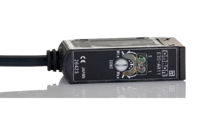 Omron E3SAR11, sensore fotoelettrico rettangolare a retroriflessione, rilevamento 100 mm-2 m, IP67, montaggio incluso.