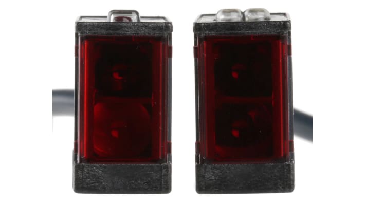 Sensore fotoelettrico rettangolare Omron E3SAT11, rilevamento fino a 7 m, uscita NPN, grado di protezione IP67, montaggio incluso.