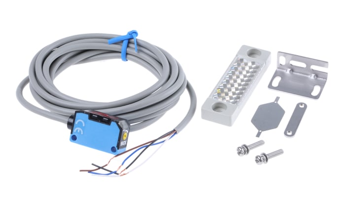 Sick WL150-P132, sensore fotoelettrico rettangolare a retroriflessione, rilevamento fino a 2,4 m, montaggio a pannello, grado di protezione IP67.