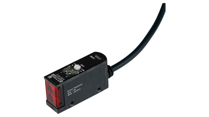 Sensore fotoelettrico rettangolare Omron E3SR12, rilevamento 100-300 mm, uscita NPN, IP67, cavo 2 m incluso.