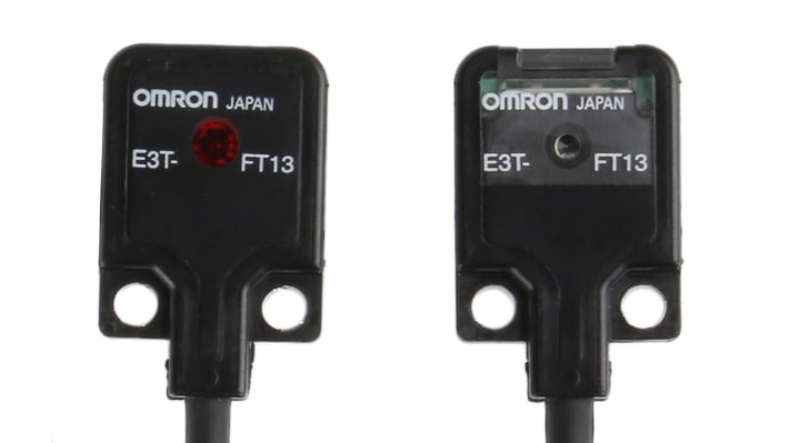 Omron E3T-FT13, sensore fotoelettrico rettangolare a fascio diretto, rilevamento 500 mm, uscita PNP, grado di protezione IP67.