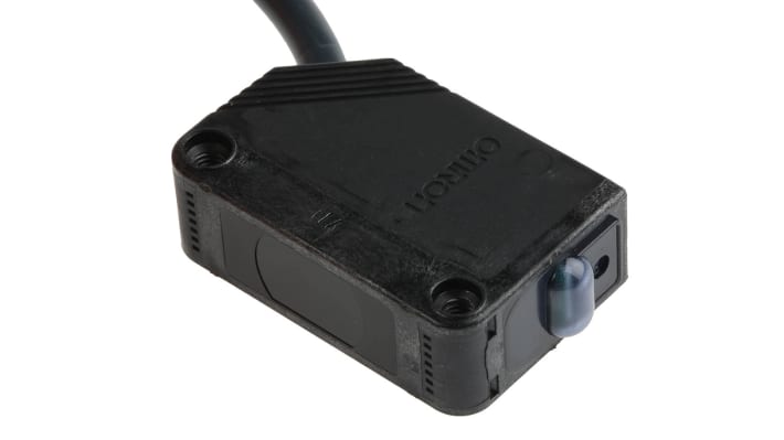 Sensore fotoelettrico Omron E3ZT812M, rilevamento fino a 15 m, uscita PNP, grado di protezione IP67, temperatura operativa -25/+55 °C.