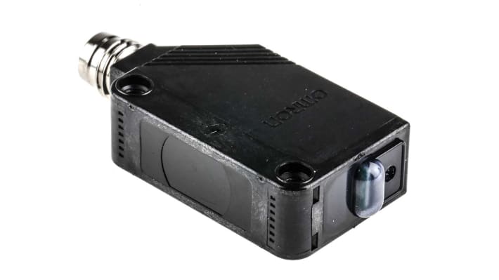Sensore fotoelettrico rettangolare Omron E3ZT86OMS, rilevamento fino a 15 m, uscita PNP, grado di protezione IP67.