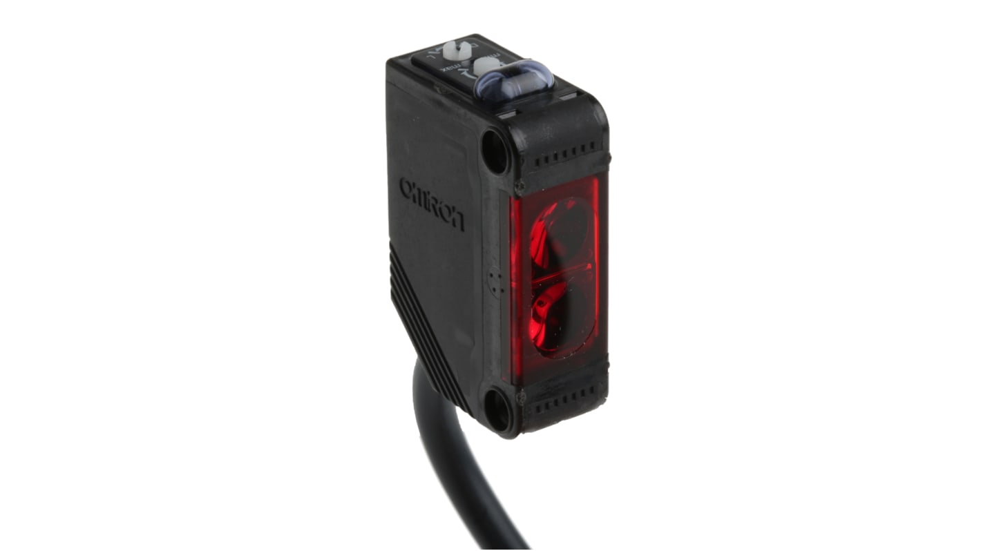 Omron E3ZR812M, sensore fotoelettrico rettangolare a retroriflessione, rilevamento fino a 4 m, montaggio a flangia, dimensioni 31 x 10,8 x 20 mm.