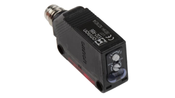 Omron E3ZR86, sensore fotoelettrico rettangolare a retroriflessione, rilevamento 100 mm-4 m, uscita PNP, IP67, montaggio a flangia.