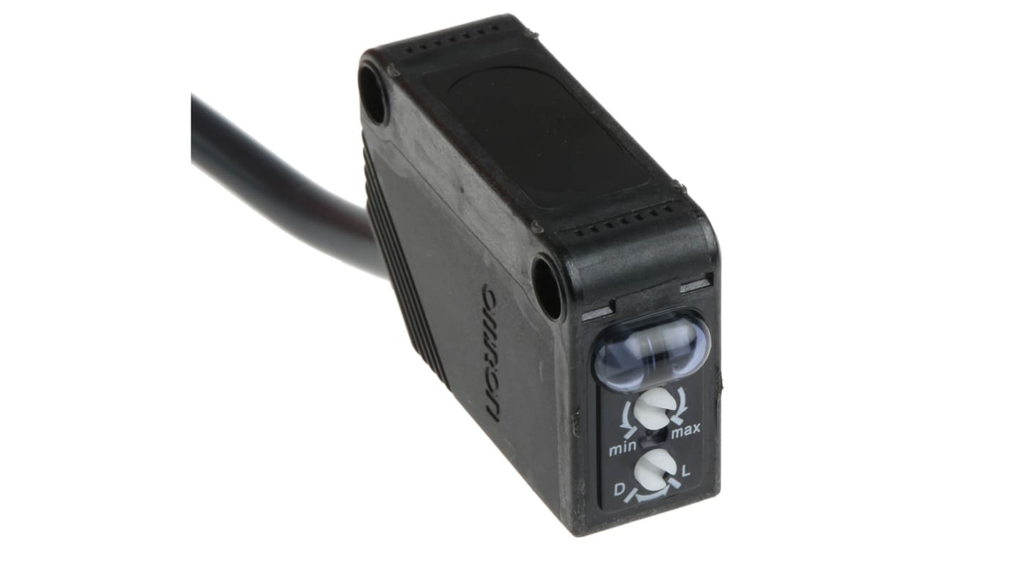Omron E3ZD822MOMS, sensore fotoelettrico rettangolare a scansione diffusa, rilevamento fino a 1 m, uscita PNP, grado di protezione IP67.