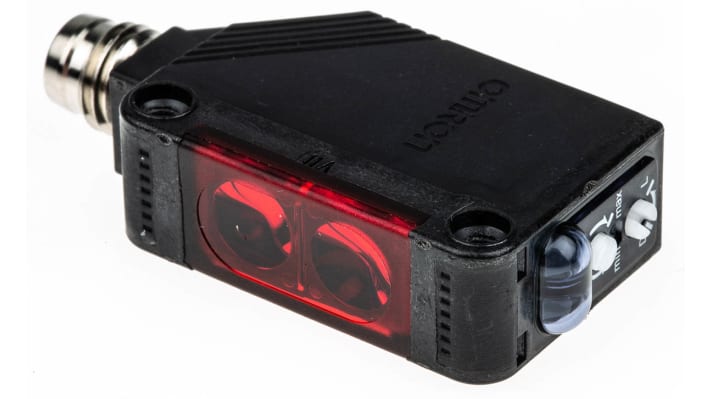 Sensore fotoelettrico rettangolare Omron E3ZR66OMS, rilevamento da 100 mm a 4 m, uscita NPN, grado di protezione IP67.