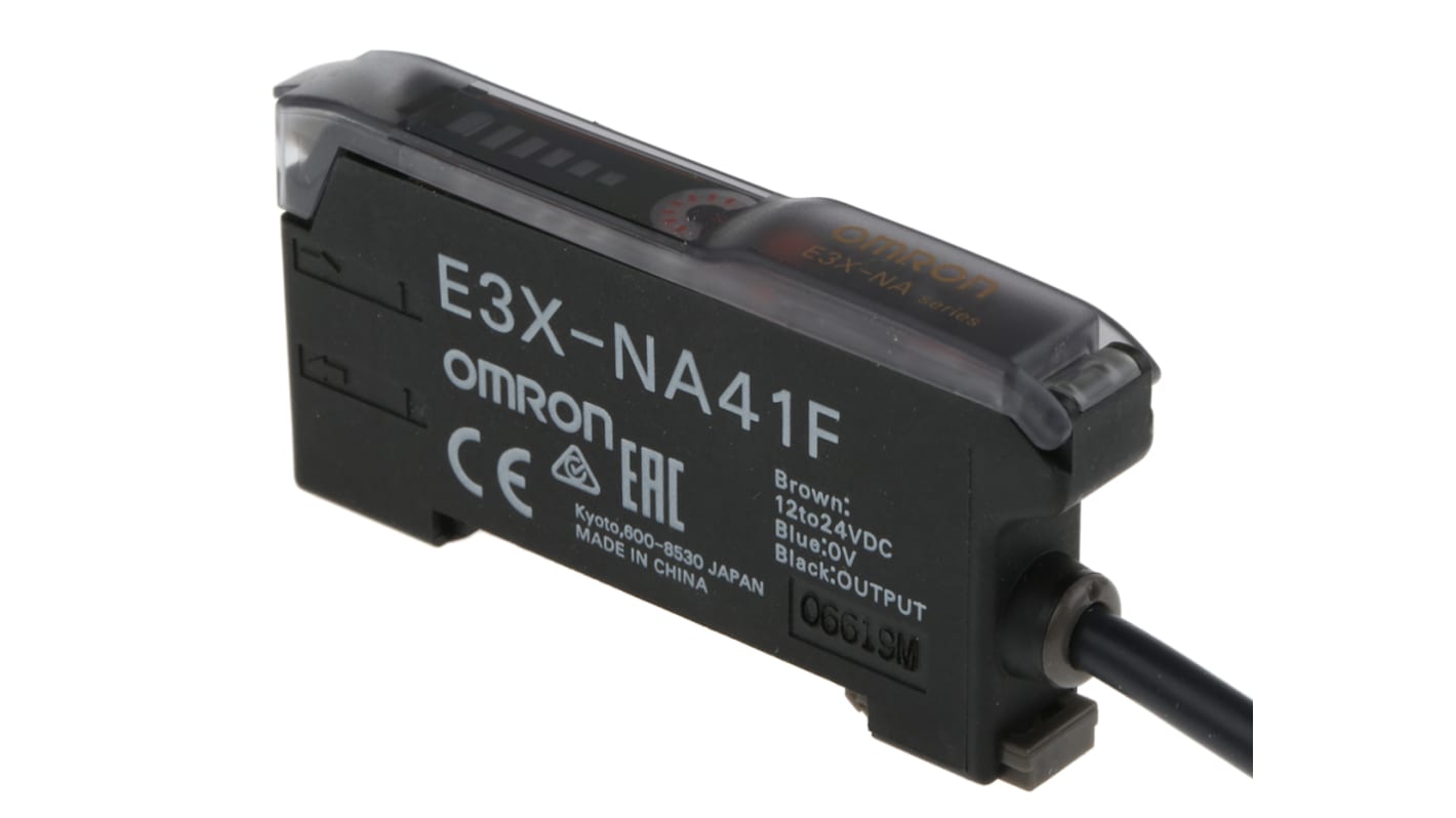 Omron E3XNA41F2M, sensore a fibra ottica PNP precablato, alimentazione 12-24 V c.c., dimensioni 67,3 x 10 x 31,5 mm.