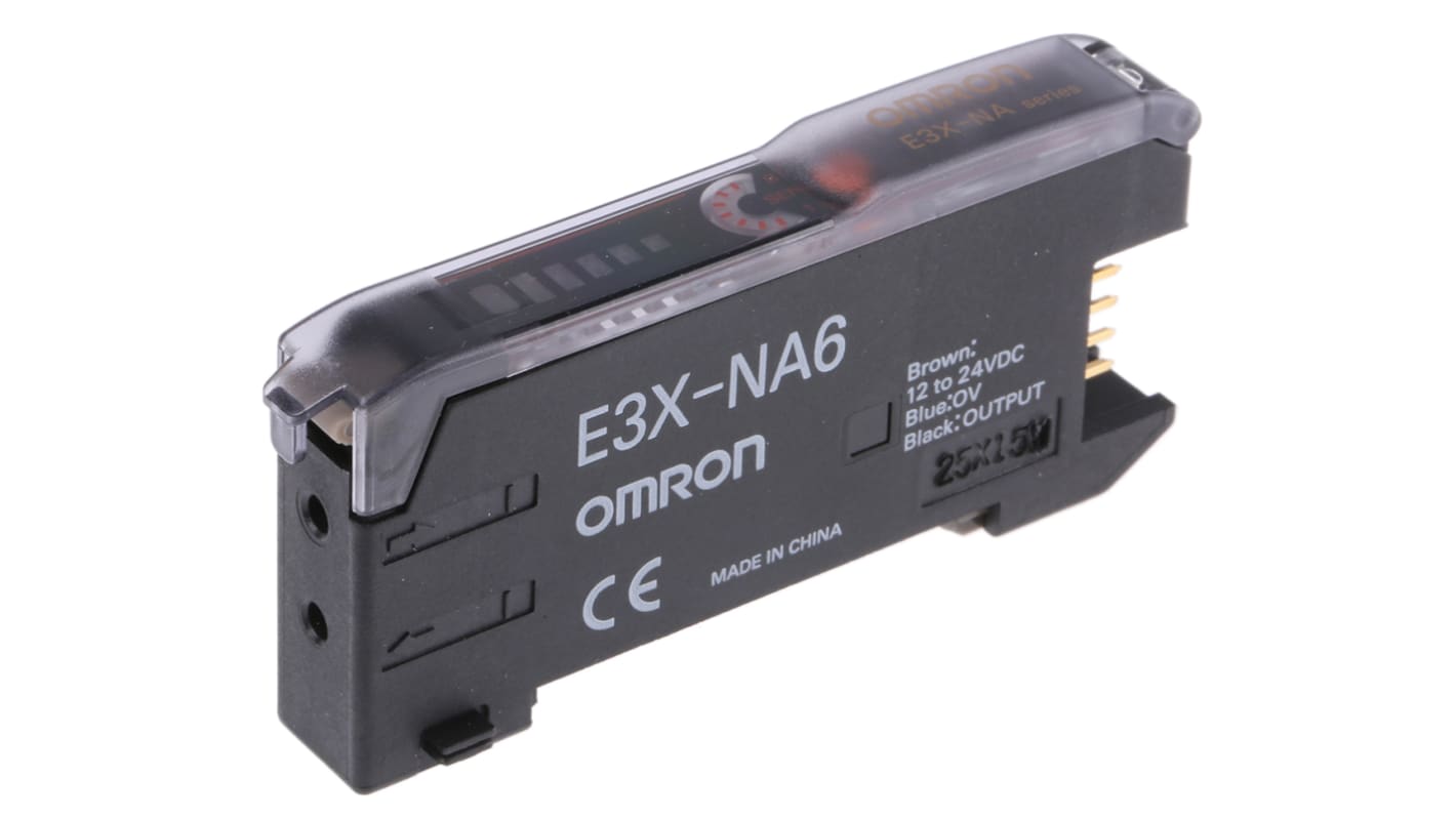 Omron E3X-NA6, sensore NPN per fibre ottiche, alimentazione 12-24 V c.c., distanza di rilevamento fino a 400 mm. Dimensioni 67,3 x 10 x 31,5 mm.