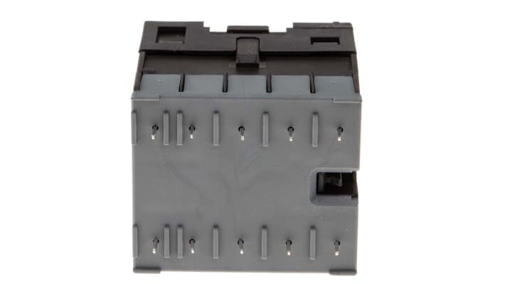 Contattore ABB BC6-30-01-P01, 3 poli, 6 A, bobina 24 V c.c., montaggio su guida, dimensioni 45,5 x 47,5 x 51,5 mm.
