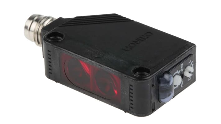 Omron E3ZB86, sensore fotoelettrico rettangolare a retroriflessione, rilevamento 100-500 mm, IP67, montaggio a flangia.