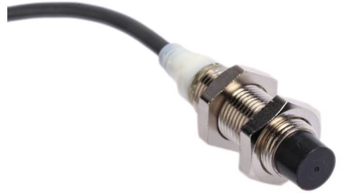 Omron E2AM12KN08WPB12M, sensore di prossimità cilindrico PNP M12 x 1, rilevamento 8 mm, IP67, montaggio non a filo, lunghezza 50 mm.