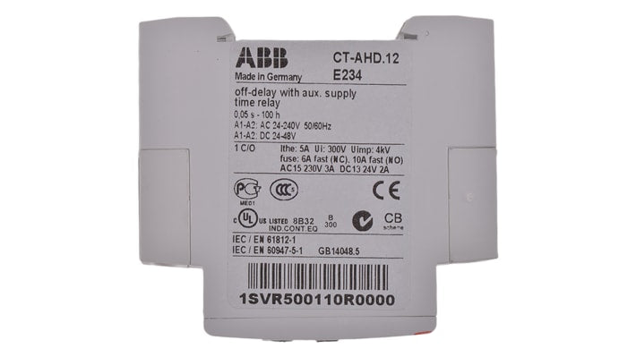 Relè timer ABB CT-AHD.12, SPDT, montaggio su guida DIN, intervallo 0,05 s a 100 h, alimentazione 24-240 V AC.
