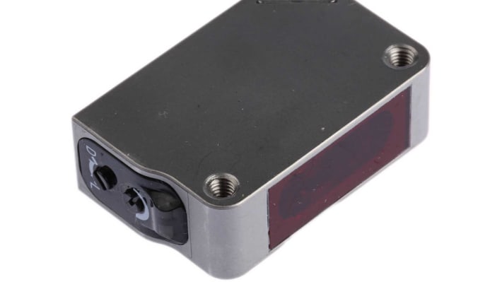 Omron E3ZM-T81 2M, sensore fotoelettrico rettangolare con rilevamento fino a 15 m, corpo in acciaio inox, IP67/IP69K.