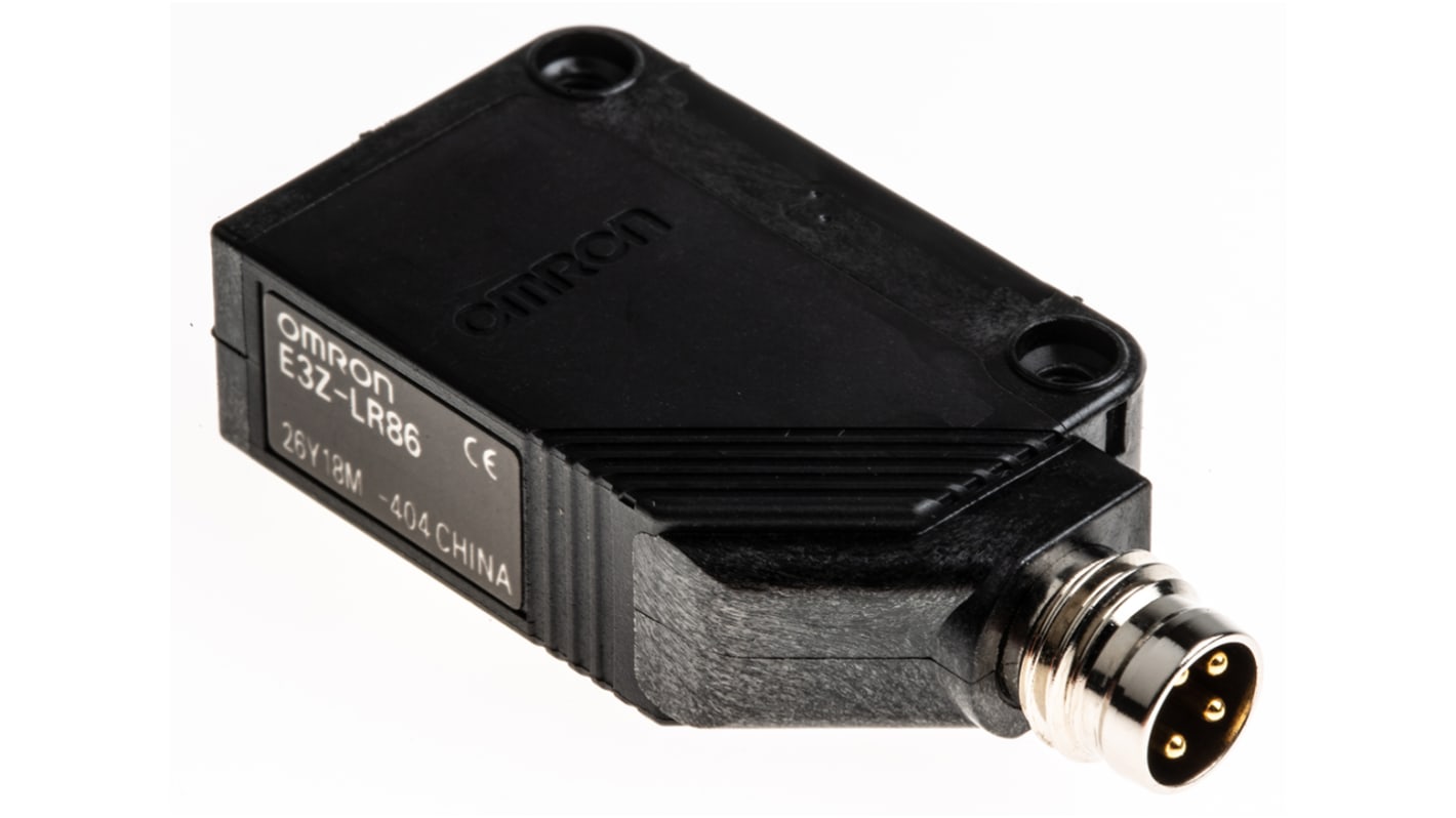 Sensore fotoelettrico Omron E3ZLR86 a retroriflessione, rilevamento 200 mm-7 m, uscita PNP, grado di protezione IP67.