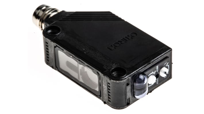 Sensore fotoelettrico Omron E3ZLR86 a retroriflessione, rilevamento 200 mm-7 m, uscita PNP, grado di protezione IP67.