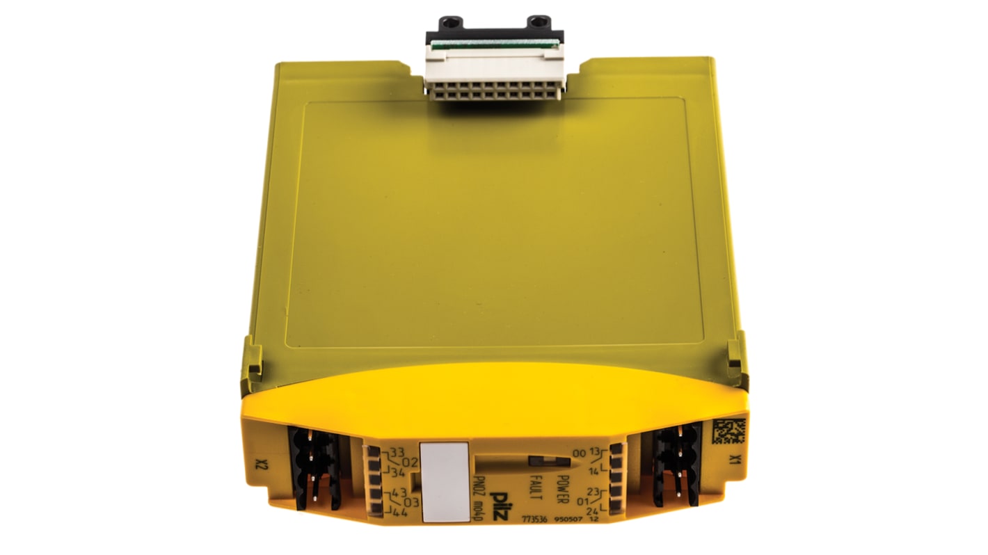 Modulo d'uscita Pilz 773536 PNOZmulti, 4 uscite relè 3 A, alimentazione 24 V c.c., dimensioni 94 x 22,5 x 121 mm.