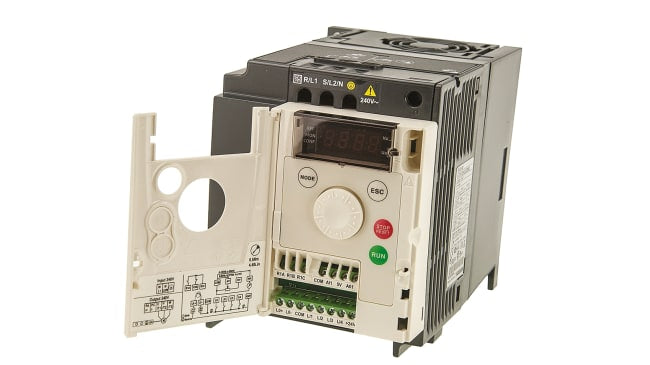 Inverter Schneider Electric ATV12HU22M2 2,2 kW 230V c.a. 1 fase 400Hz per motori industriali e macchinari, con comunicazione Modbus e dissipatore integrato.