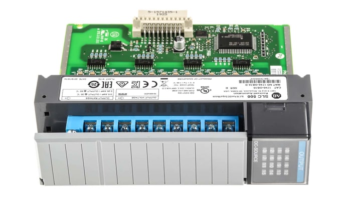 Modulo I/O Allen Bradley 1746-OB16, 16 uscite digitali a transistor, alimentazione 24V c.c., design robusto.