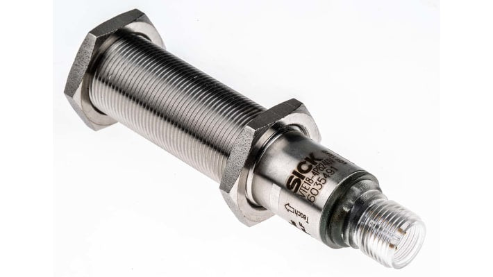 Sensore fotoelettrico cilindrico Sick VTE18-4P8240V, rilevamento fino a 900 mm, con connettore M12 a 4 pin, grado di protezione IP69K.